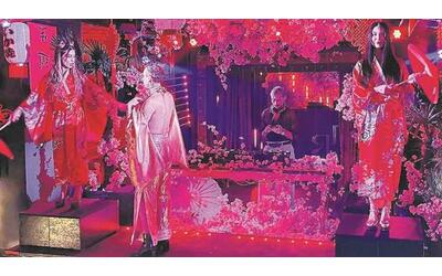 La festa al Red Room, la discoteca per adulti (con Urtis, il chirurgo dei vip). Geishe e amori fulminei: «Vieni dietro la tenda rossa?»
