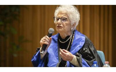 Liliana Segre: «Vorrei conoscere chi perde tempo per sfregiare la targhe in memoria dell’Olocausto»