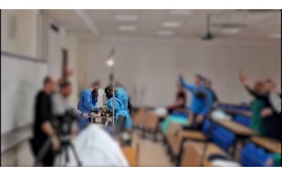 Medici legali ballano il «Gioca Jouer» durante una sessione di autopsia: il video che fa discutere