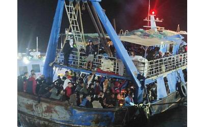 Migranti: maxi sbarco a Lampedusa, arrivati in 573 su un peschereccio