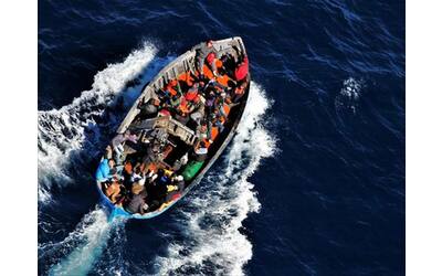 Migranti, naufraga un gommone al largo della Libia: 61 dispersi