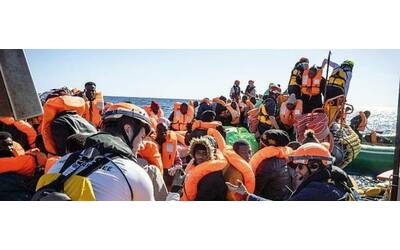 naufragio al largo della libia lo choc dei sopravvissuti sotto il sole e senz acqua i cadaveri finivano in mare