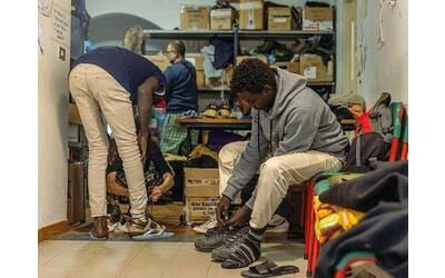 nel rifugio fantasma per i migranti che sognano la francia gli diamo noi le scarpe