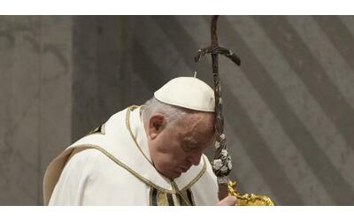 papa francesco alla via crucis viviamo un tempo spietato basta una tastiera per insultare e pubblicare sentenze
