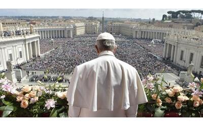 Papa Francesco dà il via libera alla benedizione per le coppie gay: «Ma non...