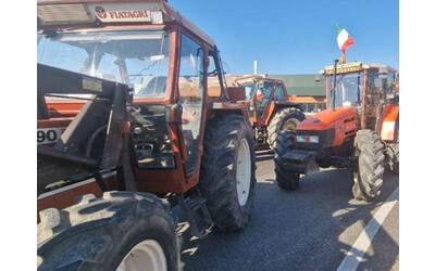 protesta dei trattori contro l europa il governo noi con gli agricoltori