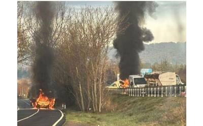 Sardegna, assalto al portavalori a Siligo: spari e auto in fiamme, ci sono vari feriti. «Ucciso uno dei banditi»