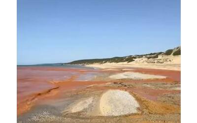 sardegna fiume rosso nel mare di piscinas allarme disastro ambientale