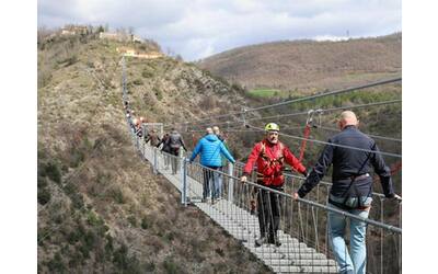 Sellano, inaugurato il ponte tibetano più alto d’Europa. «Si cammina per mezzora a 175 metri di altezza»