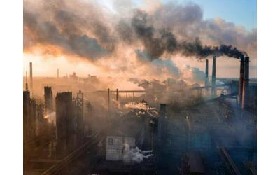 sono 57 le aziende che inquinano il mondo nonostante gli accordi di parigi sul clima in sette anni hanno aumentato la produzione di co2
