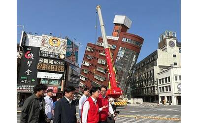Terremoto Taiwan e i palazzi inclinati. «Edifici progettati ad arte, il...