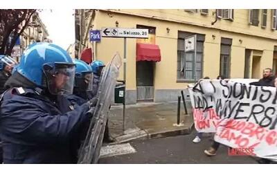 Torino, tensione tra studenti pro-Palestina e polizia. Due feriti