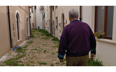 15 anni dal terremoto dell’Aquila, a Onna molte famiglie vivono ancora nei moduli provvisori: “Case pronte ma mancano i sottoservizi”