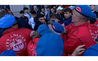 25 aprile a Milano, caos in Duomo all’arrivo della Brigata ebraica: attivisti pro Palestina provano a sfondare il cordone di sicurezza dei City Angels