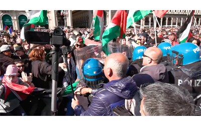 25 aprile a milano manifestanti pro palestina sfondano la barriera di transenne in piazza duomo scontri con la polizia