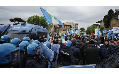 25 aprile, tensione a Roma: insulti e lanci di oggetti dalla brigata ebraica ai manifestanti pro-Palestina. Sassi contro i cronisti presenti
