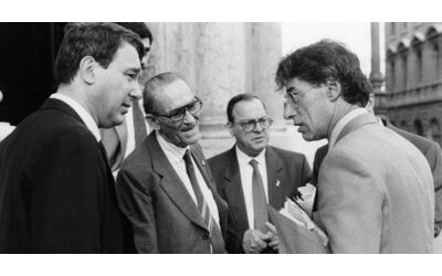 40 anni fa nasceva la Lega Nord. Il racconto del “veterano” Speroni: “Berlusconi ci chiamò nel ’93, aveva i gadget di Forza Italia già pronti”