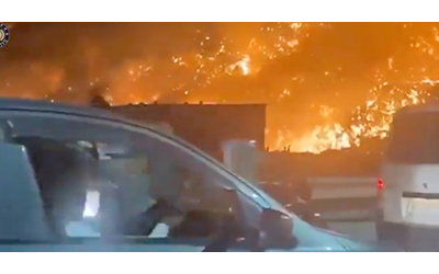 A fuoco la più grande discarica di Delhi, le immagini dello spaventoso incendio ripreso dai passanti