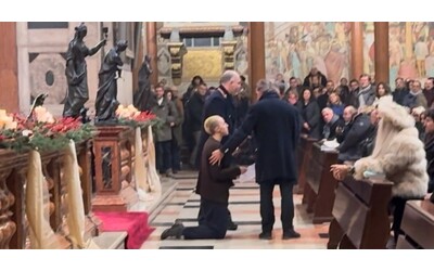A Padova un’attivista minorenne di Ultima generazione invoca la pace alla messa di Natale e finisce in questura (video)