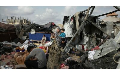 a rafah israele attacca i campi profughi tre stragi in 48 ore e oltre 80 morti colpita anche la tendopoli che tel aviv dichiarava sicura