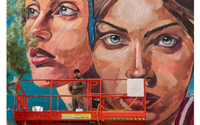 a salerno l arte urbana abbraccia la storia femminile il murale di antonio cotecchia illumina la citt