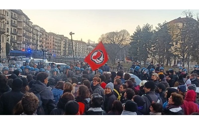 A Torino manganellate della polizia anche contro la prof universitaria. “Cariche a freddo a presidio concluso, ora il rettore chieda spiegazioni”