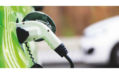 A2a sgambetta l’auto elettrica: l’accordo con Enel fa salire il prezzo alle colonnine