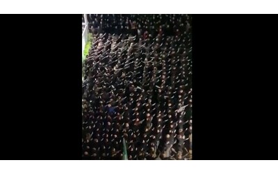 Acca Larentia, in centinaia schierati per il “presente” e il saluto romano ai “camerati caduti” – Le immagini impressionanti dall’alto (Video)