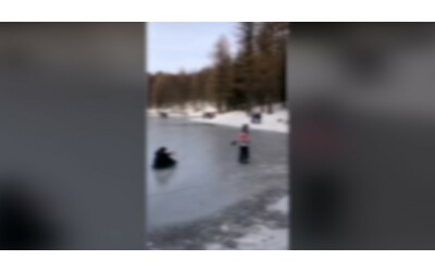 Adulti e bambini giocano sul lago ghiacciato nell’Appennino emiliano (anche...