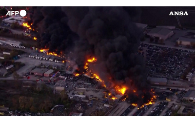 Aereo cargo si schianta a Louisville almeno sette morti La palla di fuoco e la nuvola di fumo poco dopo il decollo Video