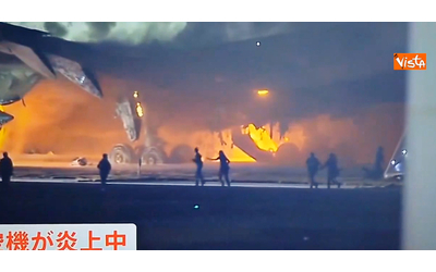 aereo in fiamme a tokyo la fuga dei passeggeri dall airbus dopo lo schianto con un altro velivolo video