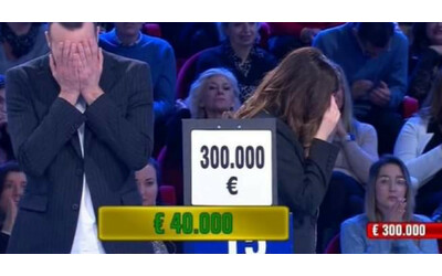 Affari tuoi, gli sposini Martina e Matteo perdono 300mila euro e lei reagisce male: “Oggi divorziano”