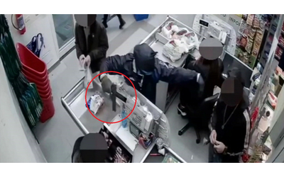 afragola punta la pistola contro la cassiera in un supermercato finanziere lo disarma e sventa la rapina video