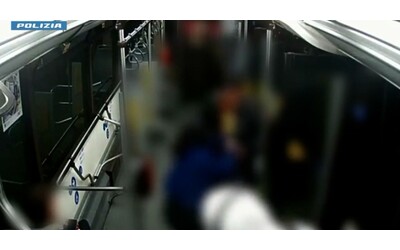 Aggredisce l’ex compagna sul bus con 12 coltellate: arrestato uomo di 54 anni a Milano. Le immagini della violenza