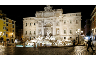 Aggressione alla Fontana di Trevi a Roma, turista aggredisce l’ex fidanzata in mezzo alla folla