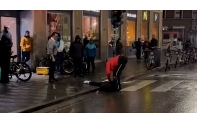 Aggressione davanti alla stazione di Firenze nell’indifferenza generale: gettato a terra e derubato del cellulare (video)
