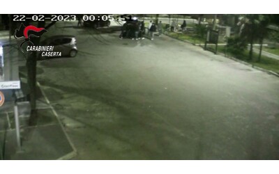 Aggressione in stile “Arancia Meccanica” nel Casertano: 18enne picchiato, chiuso nel bagagliaio e poi abbandonato in strada – Video