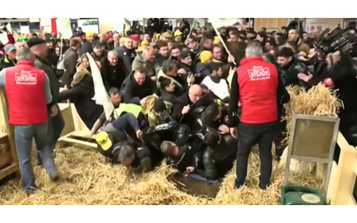 agricoltori contestano macron alla fiera di parigi tensione e scontri con le forze dell ordine