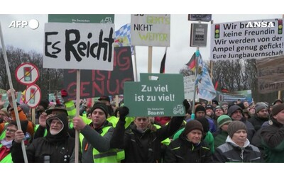 agricoltori di nuovo in piazza a berlino pi di 8mila persone davanti alla porta di brandeburgo per protestare contro il taglio dei sussidi video