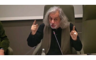 Alessandro Bergonzoni per la pace: “Diritti umani? No siano sovrumani, serve un salto quantico”. Poi l’appello alle associazioni