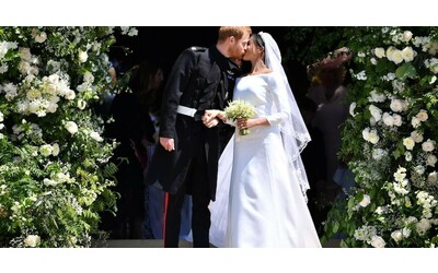 alla regina elisabetta non piaceva l abito da sposa di meghan markle da 120mila euro troppo bianco per una divorziata
