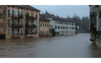 Allerta per la pioggia in Veneto, a Vicenza preoccupano i fiumi: chiuso anche un parco per paura di allagamenti – Video