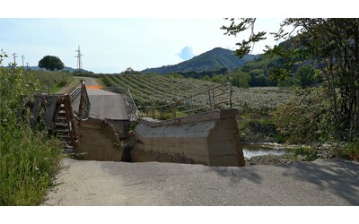 Alluvione Emilia Romagna, il ponte di Modigliana crollato un anno fa è ancora inagibile: le immagini