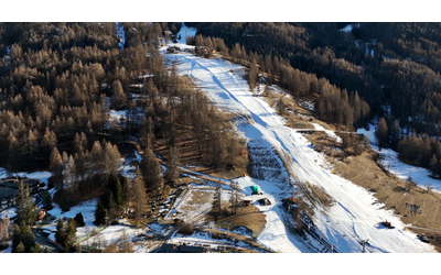Alte temperature e neve già sciolta, in montagna è primavera: la immagini dal drone a Saulze d’Oulx