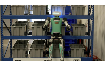 amazon ha iniziato a testare il robot umanoide che potrebbe sostituire la sua immensa forza lavoro la paga due dollari l ora
