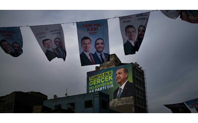Amministrative in Turchia, niente riconquista per il partito di Erdogan: l’opposizione è in vantaggio a Istanbul e ad Ankara