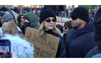 anche chiara ferragni in piazza a milano contro la violenza sulle donne mi sono commossa video