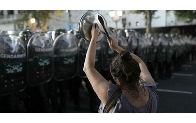 Argentina, la protesta delle università contro i tagli di Milei: “Un attacco alla matrice pubblica della società”