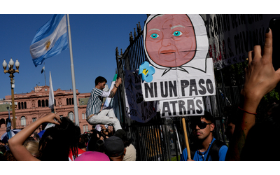 argentina una grande marcia per i diritti umani nel giorno della memoria contro la dittatura