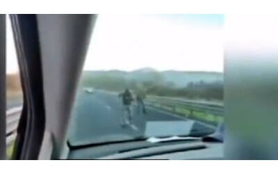 Assalto ai portavalori in Sardegna, il momento in cui un autista viene minacciato con il kalashnikov: “Metti di traverso il camion”
